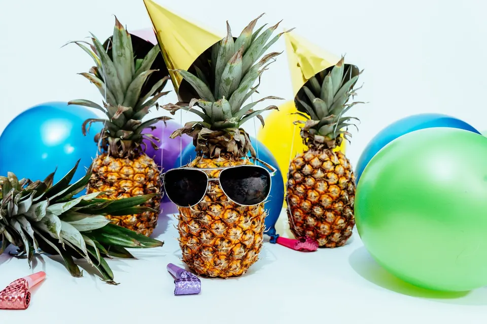 Bunte Party-Ananas mit Luftballons