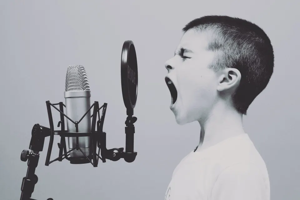 Kinder beim Singen als Symbol für Musik- und Performance-Spiele